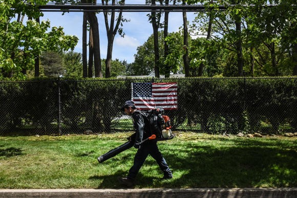 city-of-oakland-bans-gas-powered-leaf-blowers